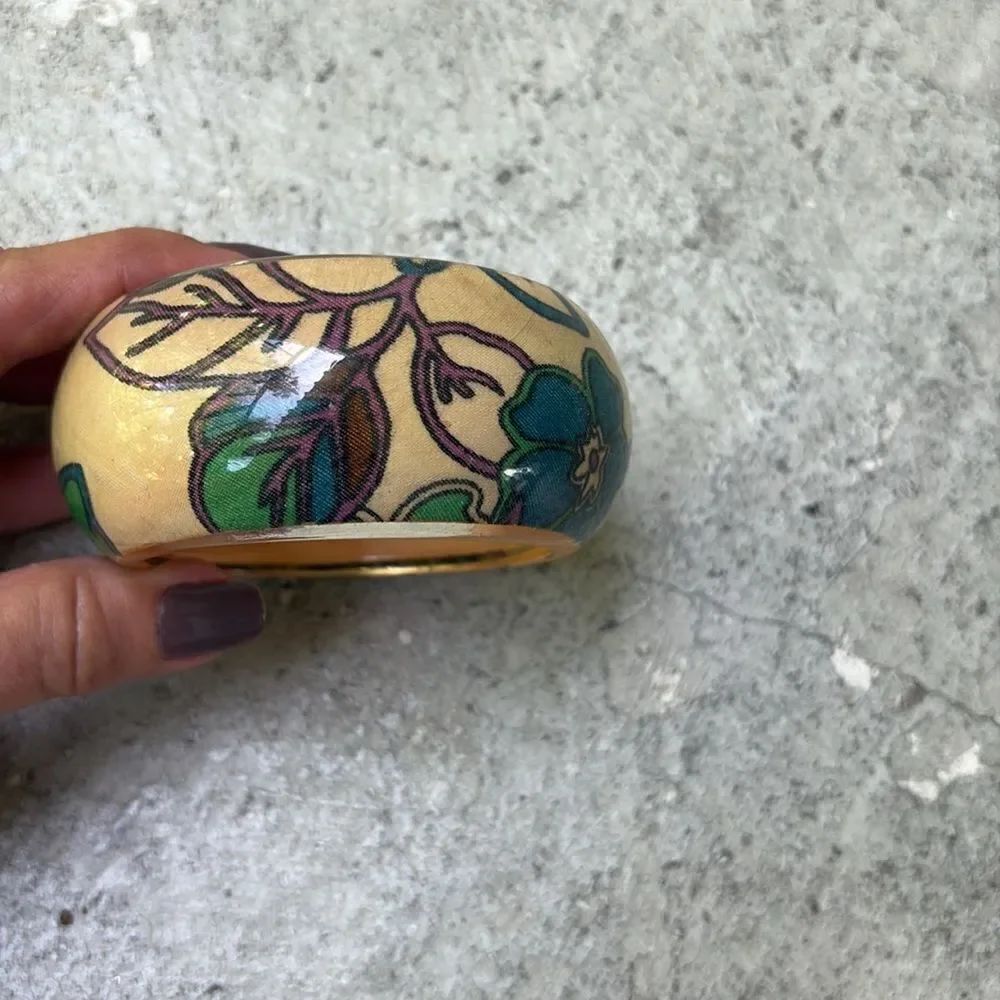 Vintage lucite bangle - Picture 3 of 5